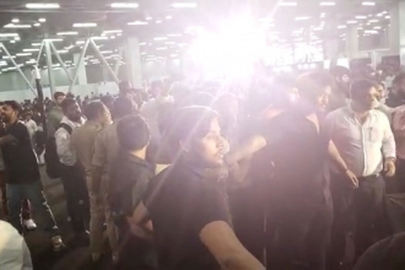 Greater Noida: Clash erupts between organisers and entrepreneurs at Expo Mart 2 Noida Clash1 Greater Noida: Clash erupts between organisers and entrepreneurs at Expo Mart