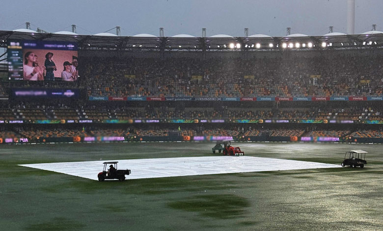 3rd Test: Early lunch taken due to searing rain after Australia reach 28/0 in 13.2 overs