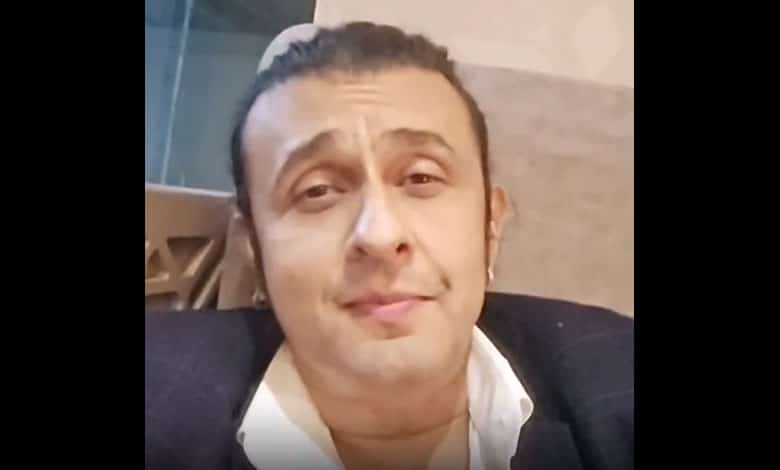 Sonu Nigam asks politicians not to attend performances if they have to leave midway