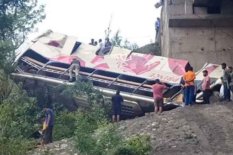 Bus Collides with Trailer on Delhi-Mumbai Expressway: Over 20 Passengers Injured 1 Bus Collides with Trailer on Delhi-Mumbai Expressway: Over 20 Passengers Injured