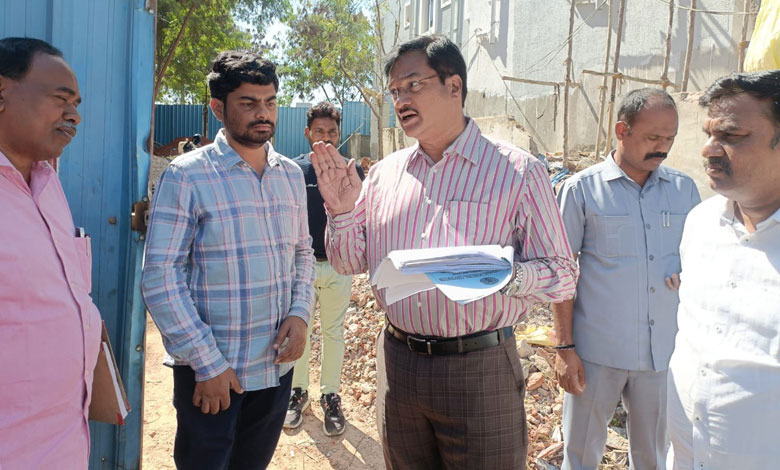 HYDRAA Commissioner Inspects Illegal Construction in Madhapur, Action Expected Soon 2 HYDRA COMMISSIONER 2 1 HYDRAA Commissioner Inspects Illegal Construction in Madhapur, Action Expected Soon