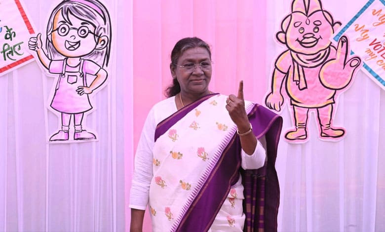 Delhi Assembly Elections 2025: President Murmu, LG Saxena Cast Votes as Capital Goes to Polls