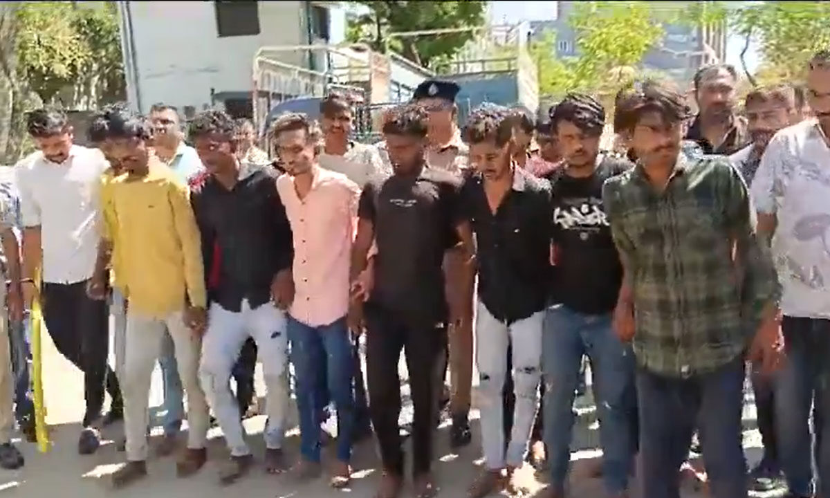 Watch: Gujarat Police Thrash Goons Who Attacked Commuters, Social Media Reacts 1 Watch: Gujarat Police Thrash Goons Who Attacked Commuters, Social Media Reacts