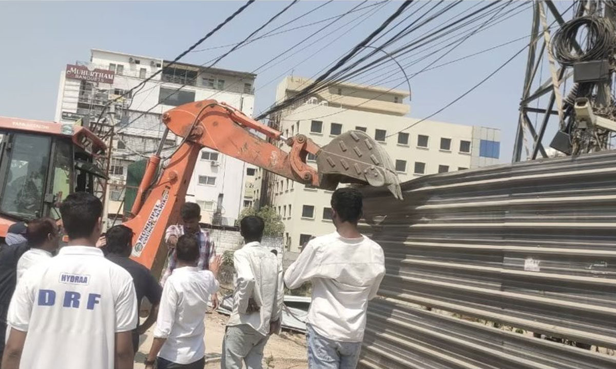 Hyderabad | Hydraa Demolishes Illegal Constructions: Manikonda Nala Encroachment Cleared 1 Hyderabad | Hydraa Demolishes Illegal Constructions: Manikonda Nala Encroachment Cleared