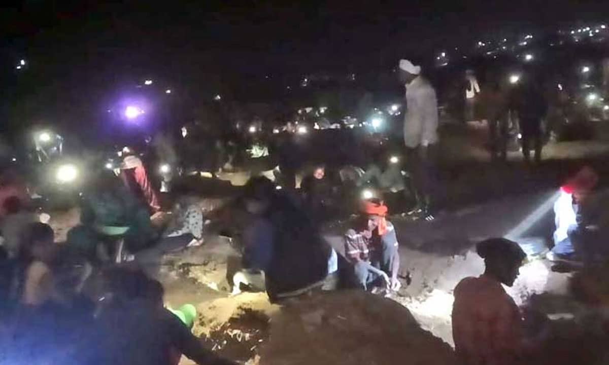 Hidden Mughal-Era Treasure? Frenzied Locals Dig Up Fields at Night Near Historic Fort