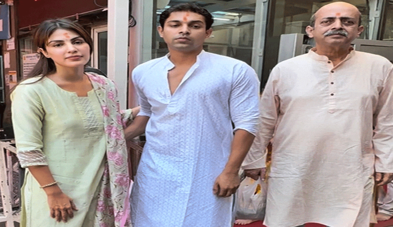 Rhea Chakraborty Visits Siddhivinayak Temple After Being Cleared in Sushant Singh Rajput Case