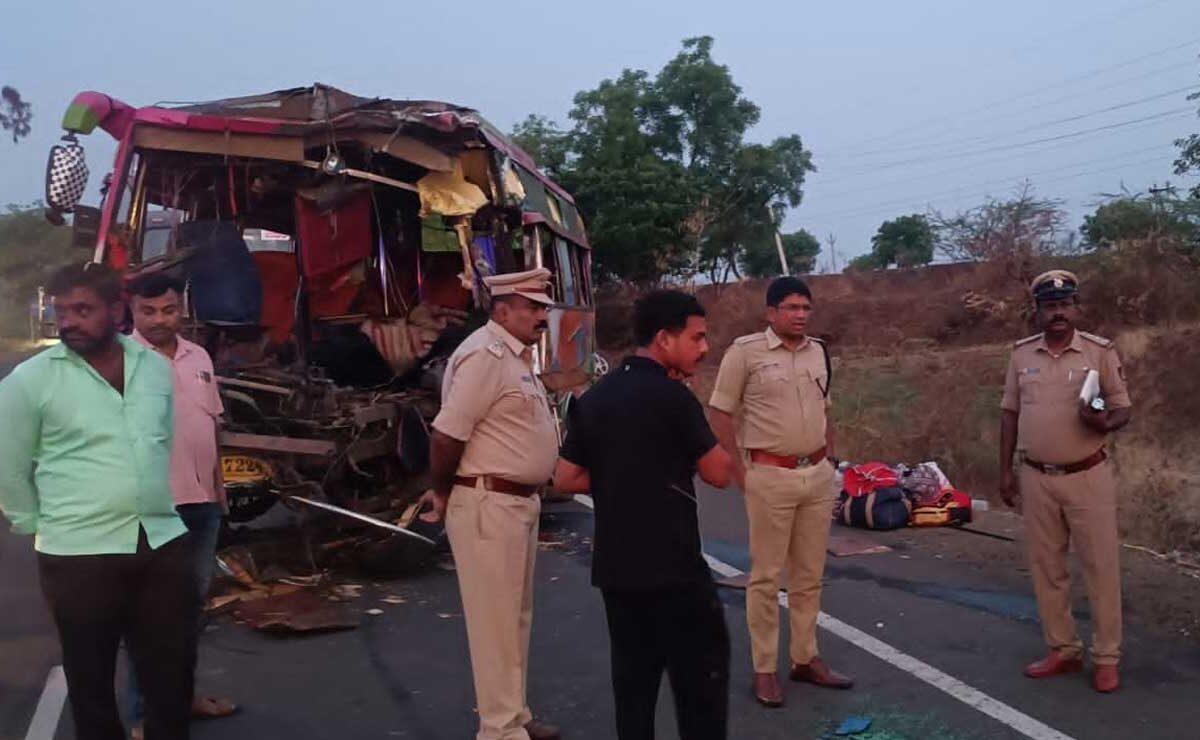 Karnataka: Five Killed, 11 Injured in Road Accident Near Kalaburagi 1 Karnataka: Five Killed, 11 Injured in Road Accident Near Kalaburagi