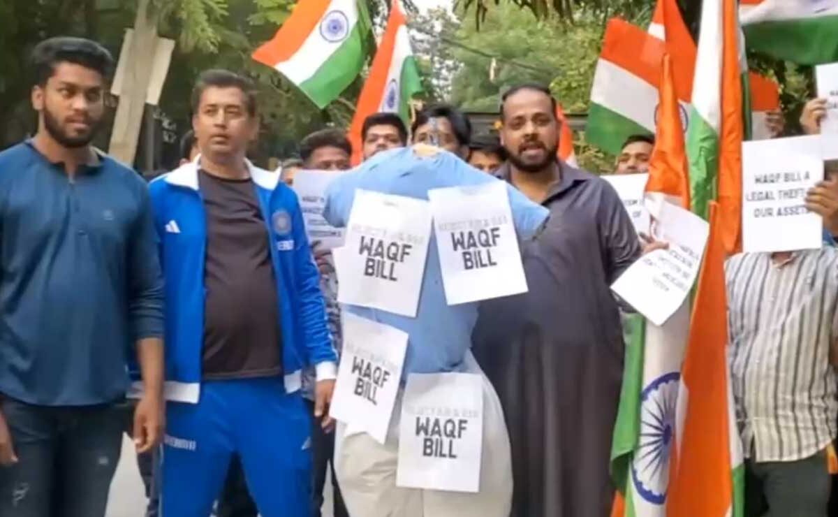 Hyderabad Erupts in Protest: Asif Hussain Sohail Leads March Against Controversial Waqf Bill 1 Hyderabad Erupts in Protest: Asif Hussain Sohail Leads March Against Controversial Waqf Bill