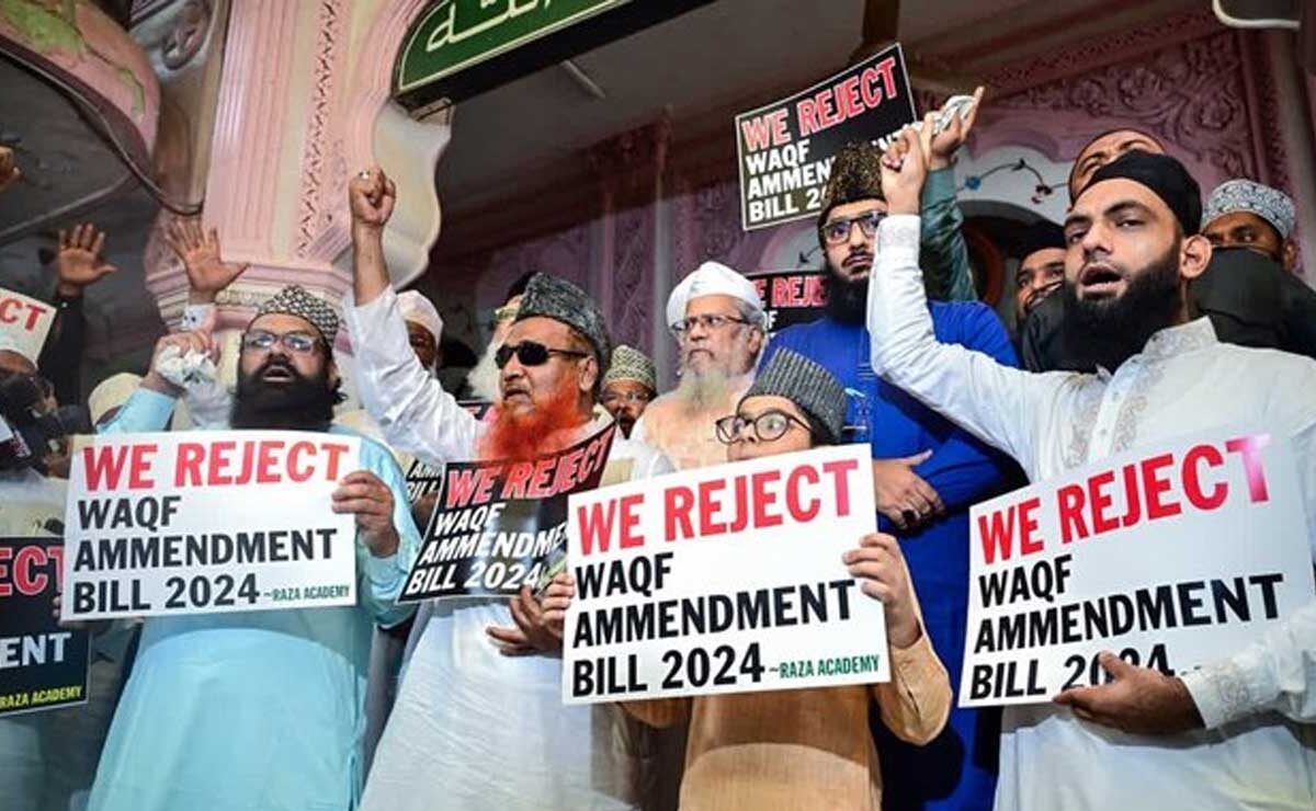 Muzaffarnagar: 24 Protesters Issued Notices Over Black Badge Demonstration Against Waqf (Amendment) Bill 1 Muzaffarnagar: 24 Protesters Issued Notices Over Black Badge Demonstration Against Waqf (Amendment) Bill