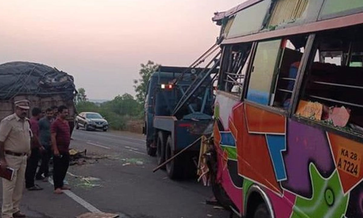 5 Killed, Including 13-Year-Old Girl, in Minibus Crash Near Nelogi Cross in Karnataka 1 5 Killed, Including 13-Year-Old Girl, in Minibus Crash Near Nelogi Cross in Karnataka