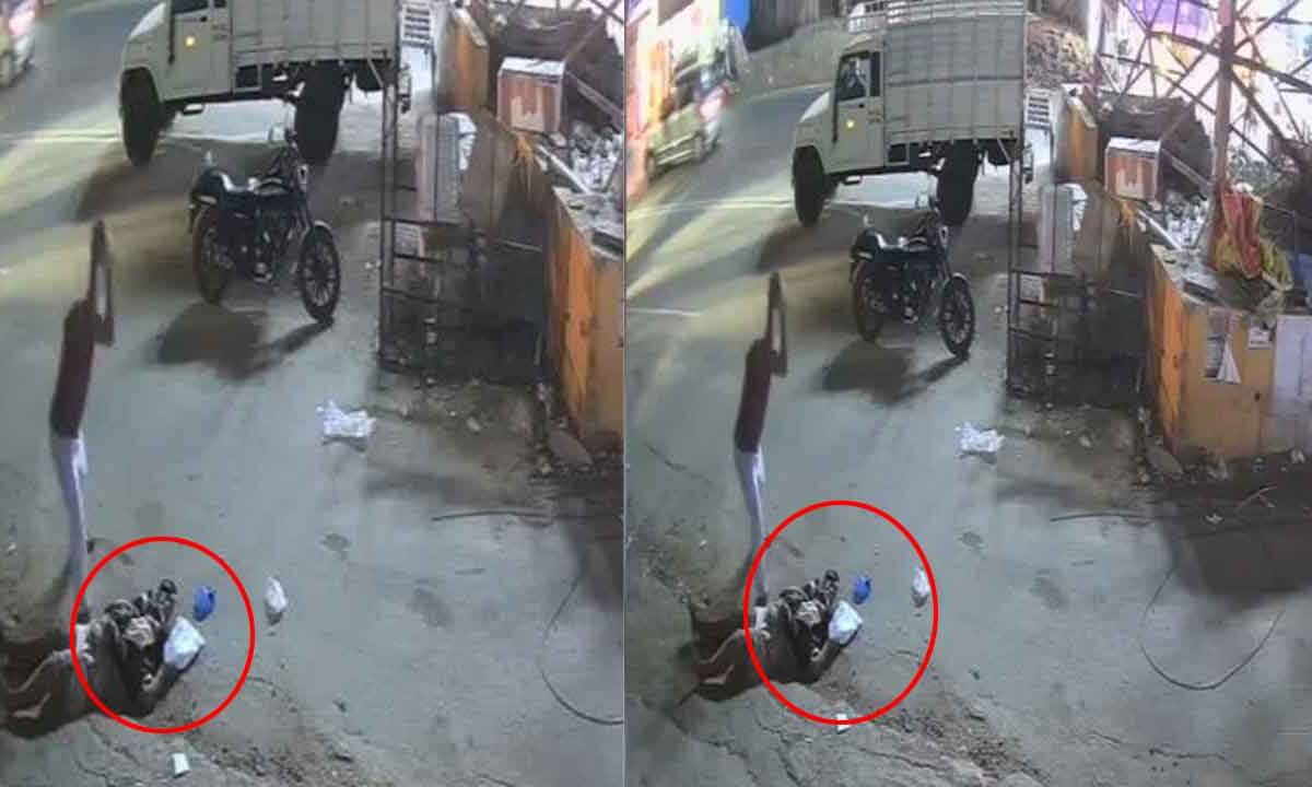 Brutal Attack in Kondapur: Husband Tries to Kill Pregnant Wife with Stone on Busy Road 1 Brutal Attack in Kondapur: Husband Tries to Kill Pregnant Wife with Stone on Busy Road