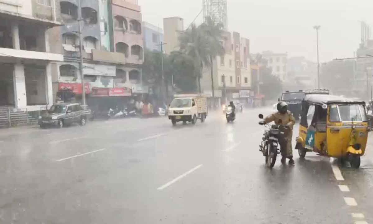 Rain lashes several parts of Hyderabad, brings relief from heat 1 Rain lashes several parts of Hyderabad, brings relief from heat