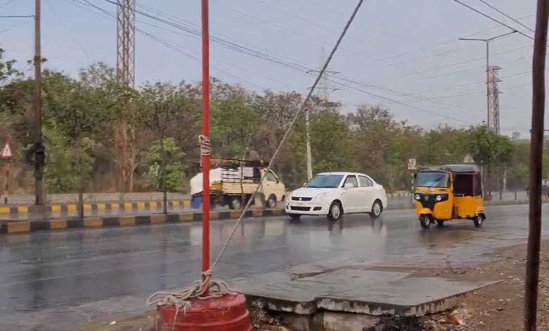 Rain Lashes Hyderabad, Brings Relief and Traffic Woes 1 Rain Lashes Hyderabad, Brings Relief and Traffic Woes