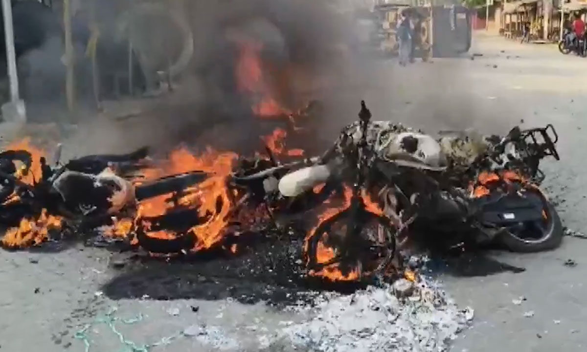 Fresh Violence Erupts in West Bengal Over Anti-Waqf Act Protest; Police Vehicles Set Ablaze 1 Fresh Violence Erupts in West Bengal Over Anti-Waqf Act Protest; Police Vehicles Set Ablaze