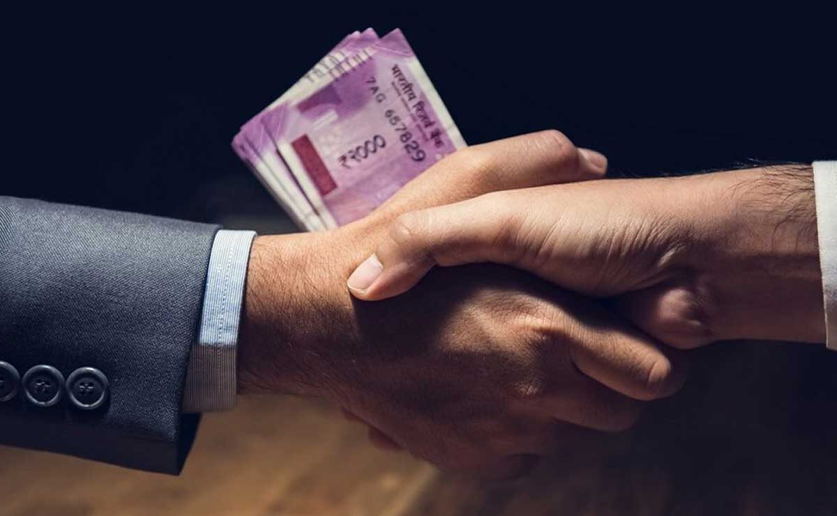 Hyderabad SI Caught Taking ₹2.5 Lakh for Granting Station Bail in Ganja Case 1 Hyderabad SI Caught Taking ₹2.5 Lakh for Granting Station Bail in Ganja Case