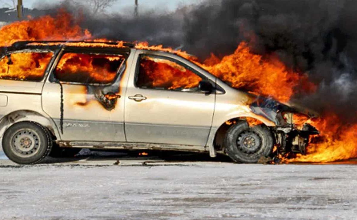 Fire Breaks Out in Moving Car in Hyderabad, All Passengers Safe 1 Fire Breaks Out in Moving Car in Hyderabad, All Passengers Safe