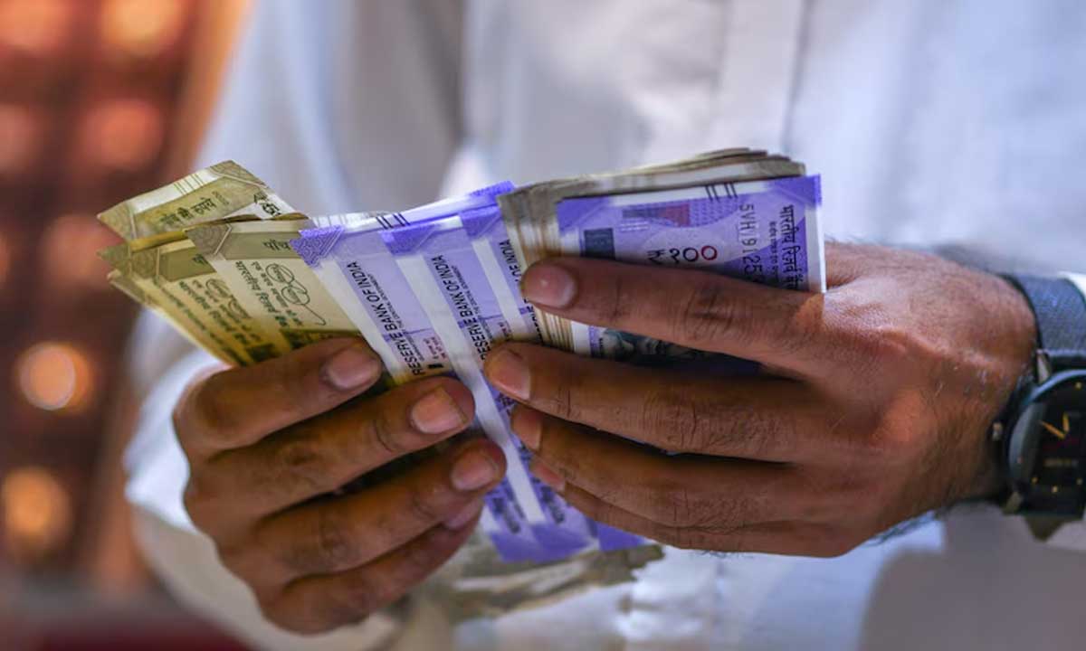 Rupee Drops to 23.5 vs Dirham: Indian Expats Rush to Send Money Home