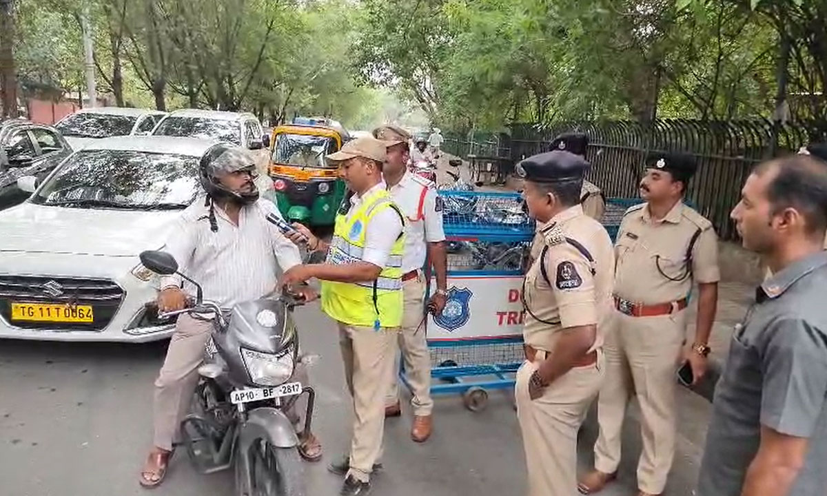 Hyderabad Police Begin Daytime Drunk Driving Checks, 25 School Bus Drivers Caught Intoxicated 1 Hyderabad Police Begin Daytime Drunk Driving Checks, 25 School Bus Drivers Caught Intoxicated