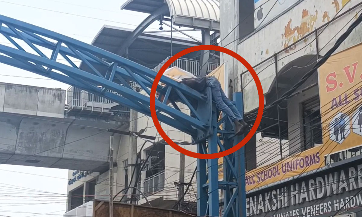Hyderabad Tragedy: Youth Electrocuted While Fixing Flex Banner in Kukatpally 1 Hyderabad Tragedy: Youth Electrocuted While Fixing Flex Banner in Kukatpally
