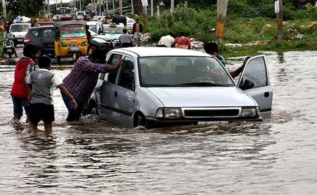 Heavy rain pounds parts of Telangana, hits road transport 1 Heavy rain pounds parts of Telangana, hits road transport