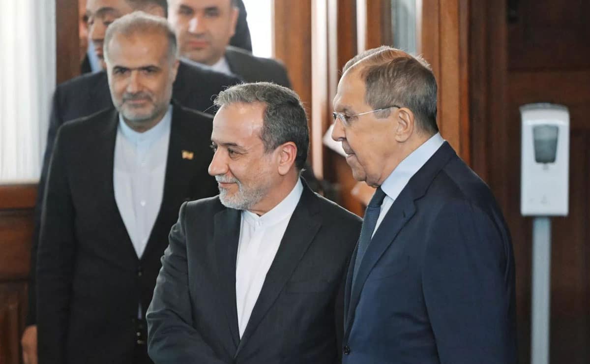 Iranian, Russian FMs discuss latest developments on Iran's nuclear issue