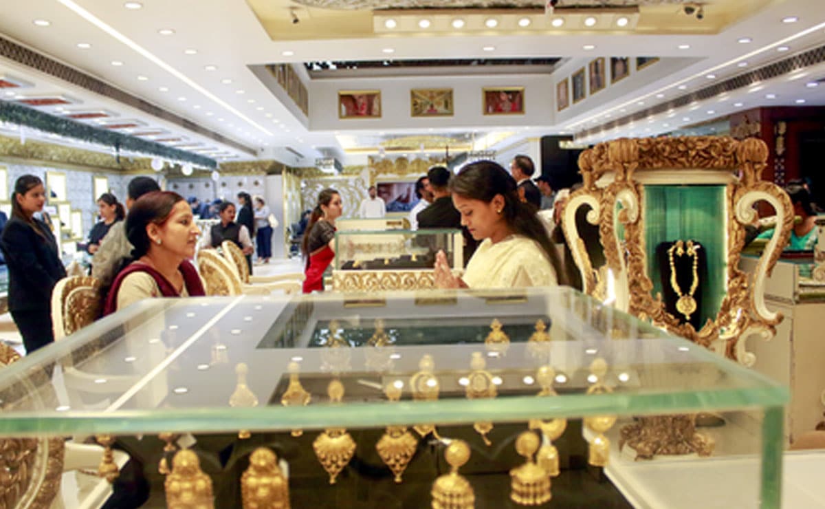 Gold falls by Rs 600 this week, silver also declines