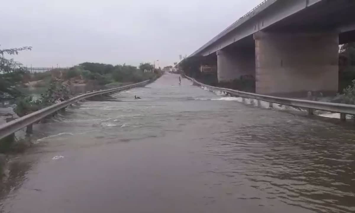 Heavy Rains Cause Himayat Sagar to Overflow; Traffic Halted on Rajendra Nagar Service Road