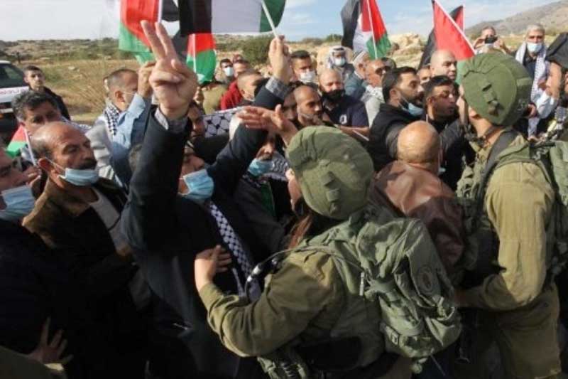 100 Palestinian protesters injured in West Bank clashes