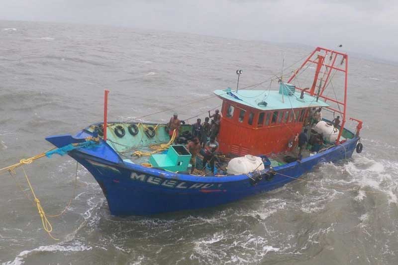 Tamil Nadu fisheries department officials said that the Sri Lankan Navy personnel hurled glass bottles and stones at the Indian fishermen.