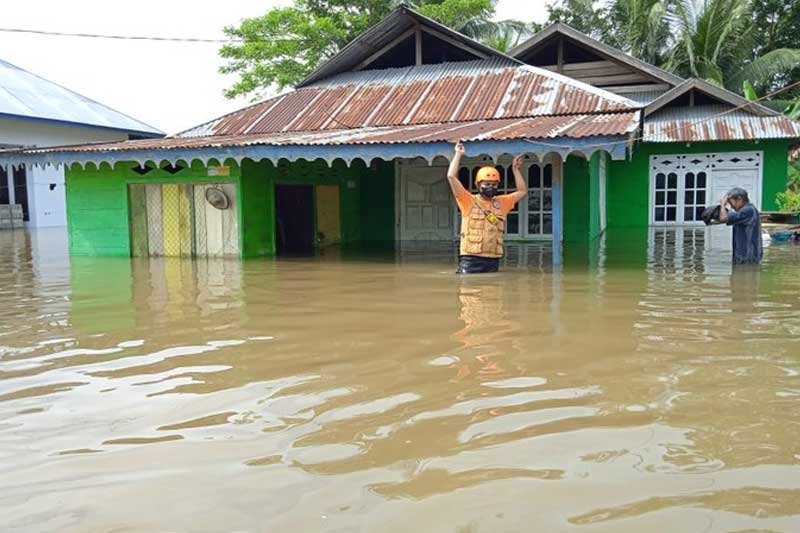 Floods inundate hundreds of houses in Indonesia