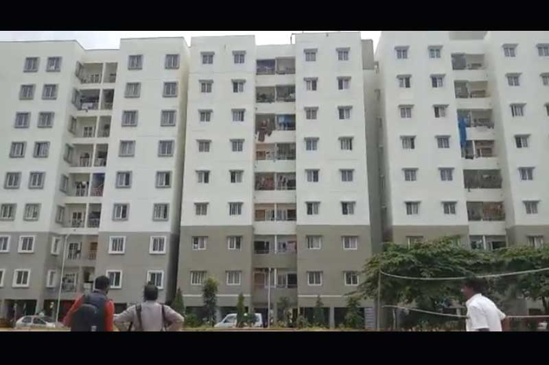 Police quarter building in B'luru tilts due to wide crack