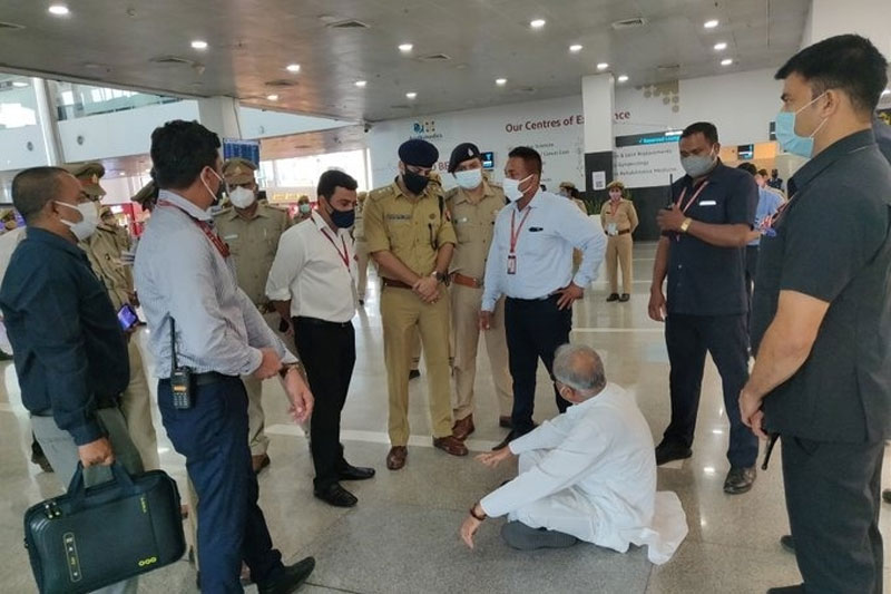 Bhupesh Baghel stopped from coming out of Lucknow airport