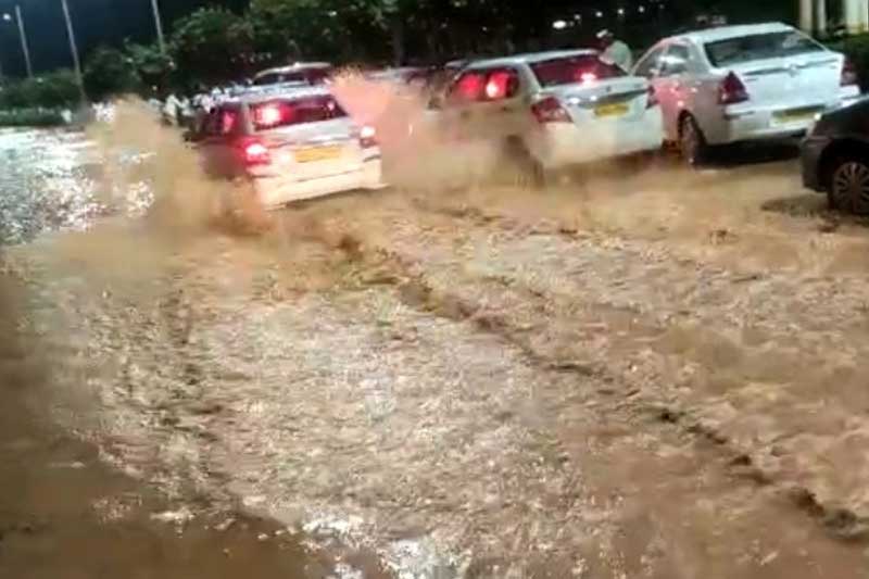 B'luru airport flooded, travellers face harrowing time