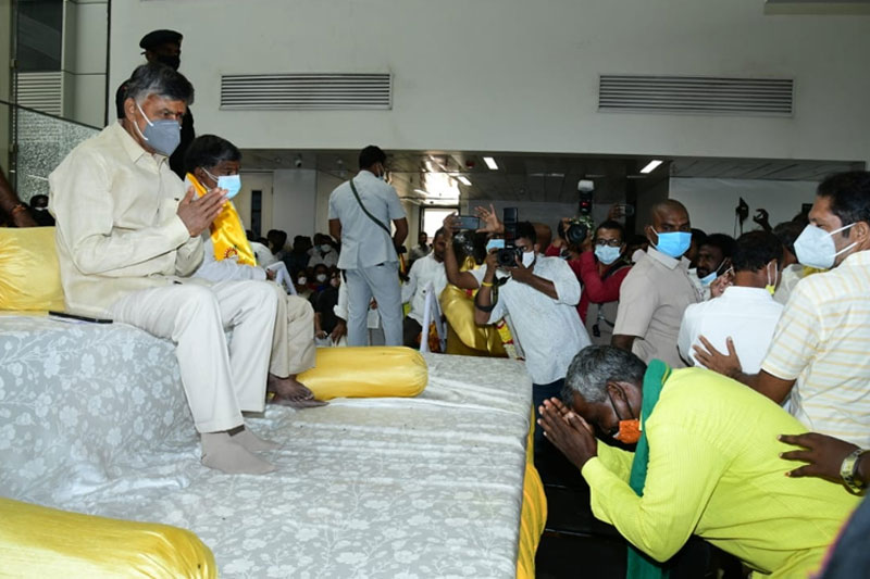 Chandrababu Naidu begins protest, seeks Centre's intervention