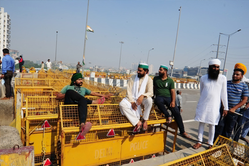 Police remove barricades at Ghazipur border, farm protest to continue