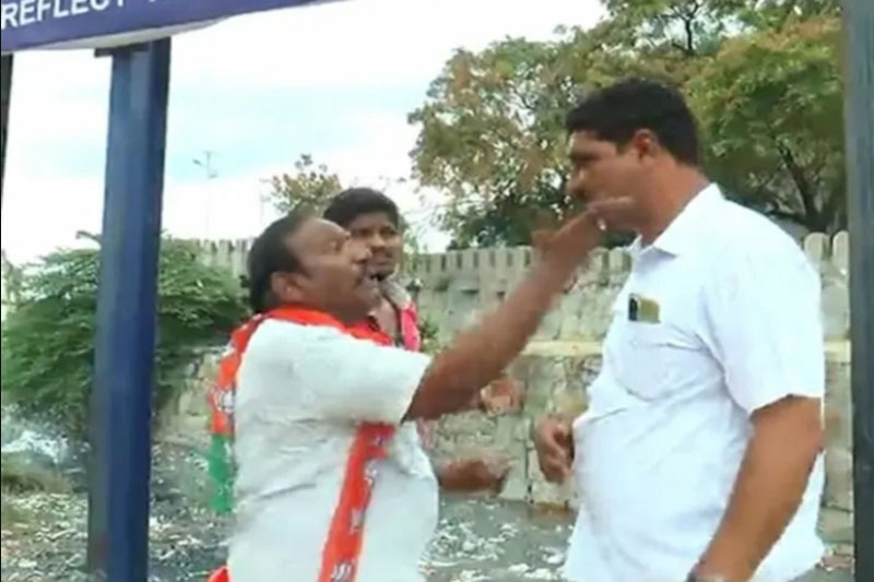 Karnataka BJP leader slaps, hits policemen during protest