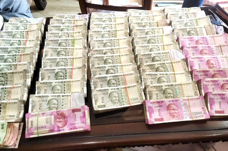 Raided by Vigilance, Odisha official throws away bag full of cash