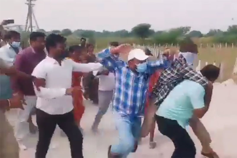 Farmers Stops TRS leaders in Hasanparty