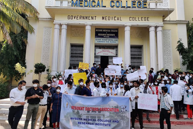 K'taka doctors on indefinite protest for Covid risk allowance