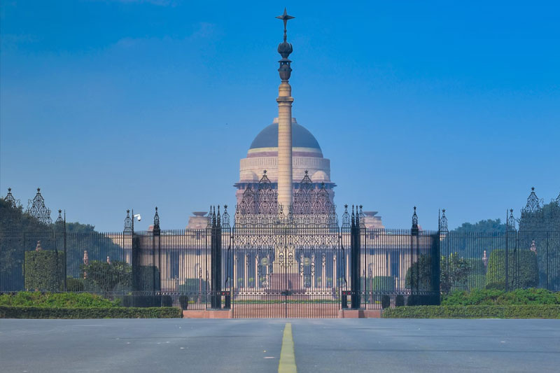 Couple tries to enter Rashtrapati Bhavan, held