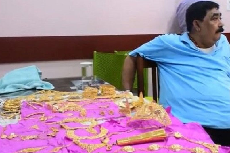 Trinamool leader decorates Kali idol with over 6 kg gold, draws flak