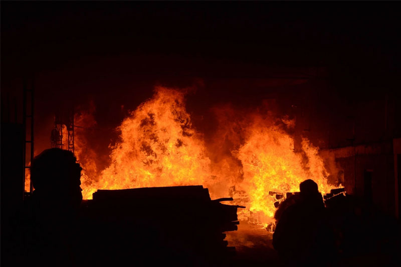 Firefighters from six stations were sent to the scene of the incident, arriving there in three minutes.