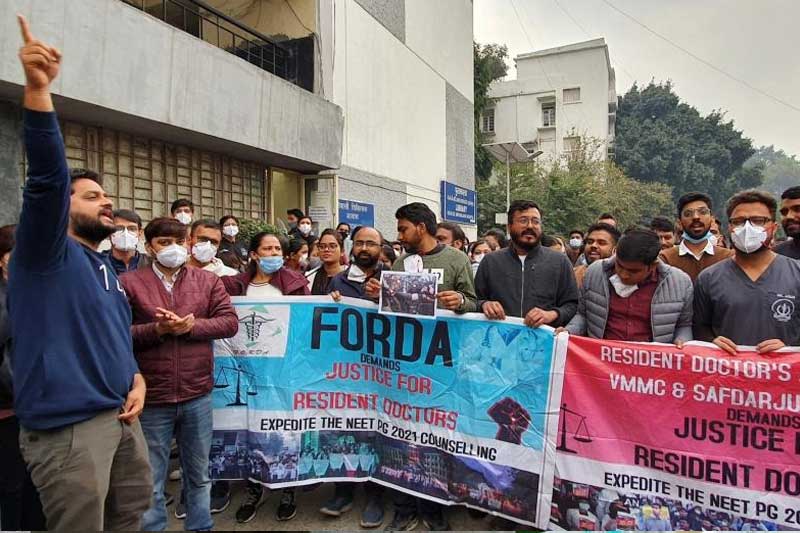 Protesting doctors demand apology from Delhi Police