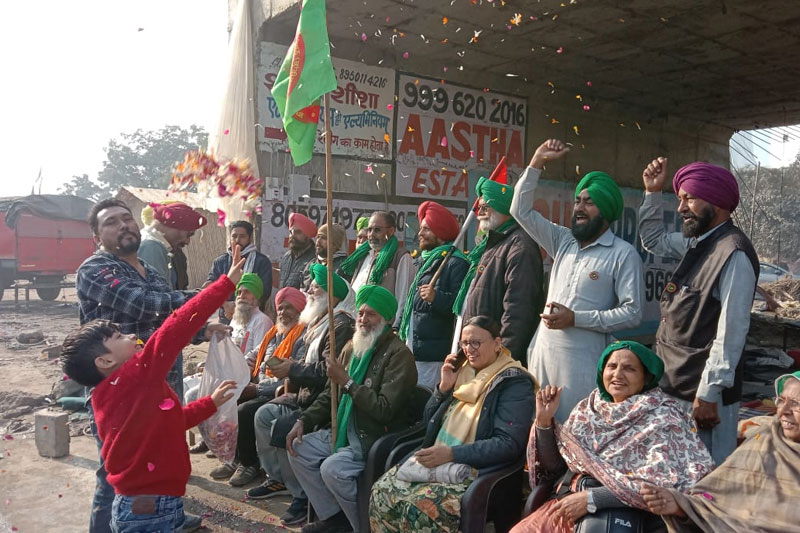 Farmers vacate Delhi borders, start leaving for home