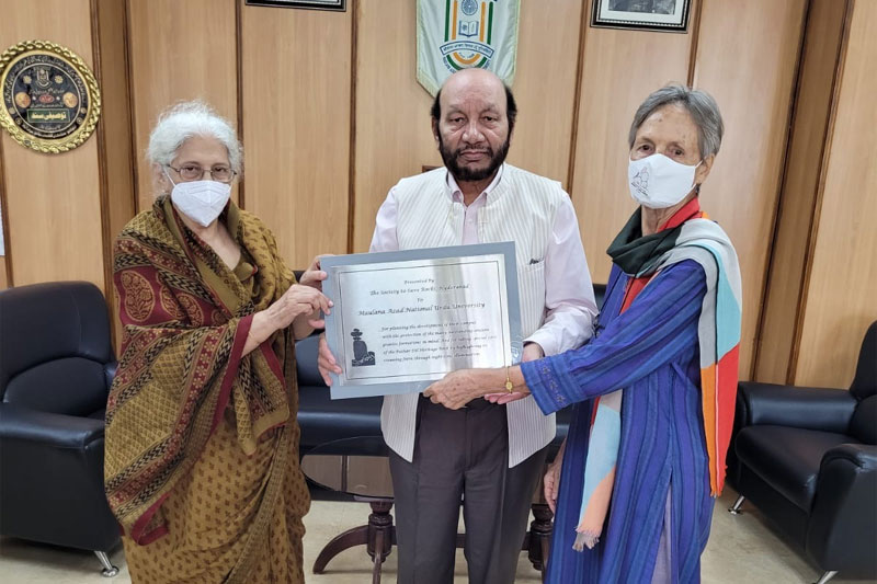 VC receiving plaque from Rock Society office bearers