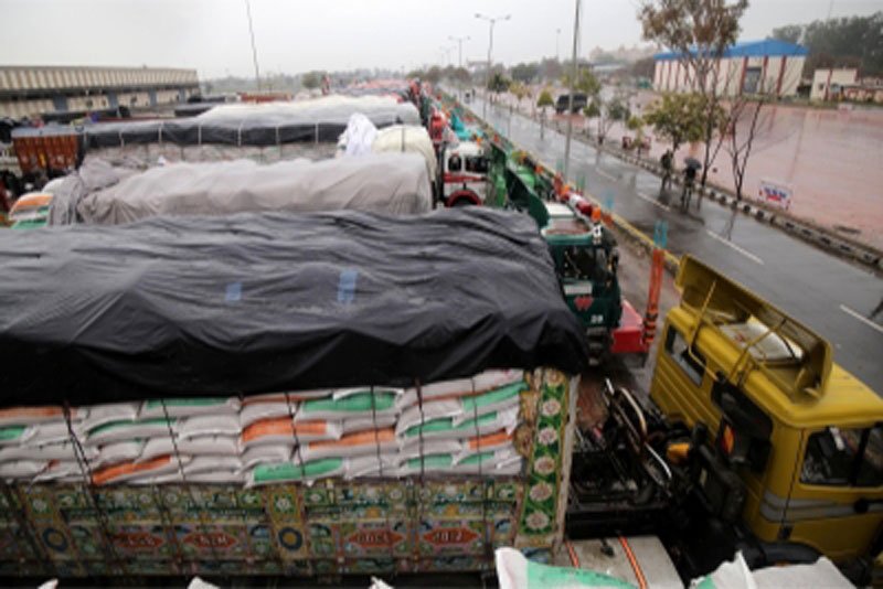 Paddy trucks from Andhra denied entry into Telangana