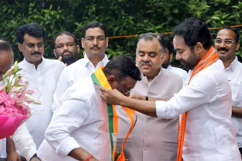 Congress leader Dasoju Sravan joins BJP