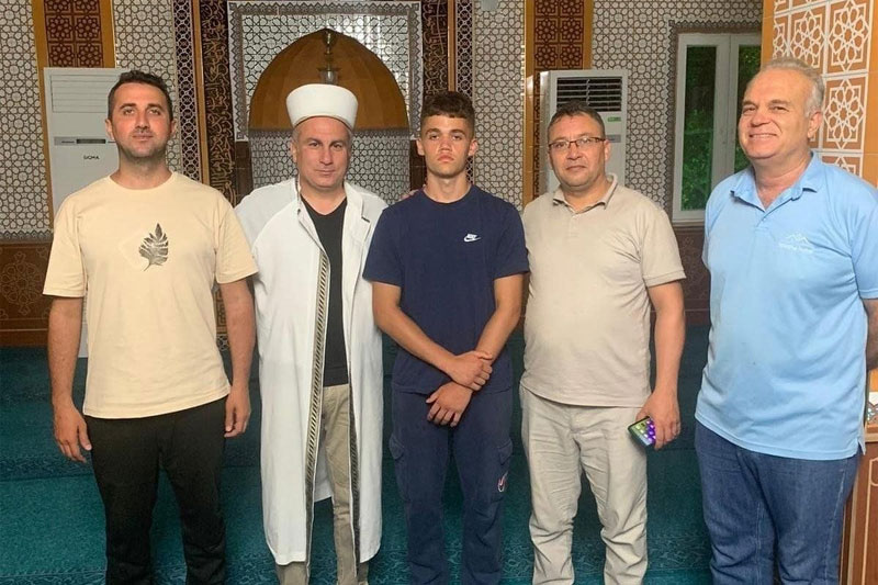 British tourist embraces Islam seeing tour guide offering Namaz