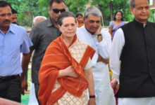 Sonia to attend President's address as Congress leaders stuck in Srinagar