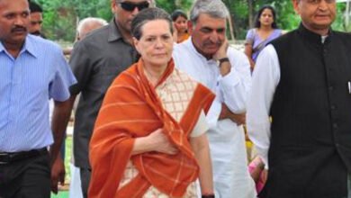 Sonia to attend President's address as Congress leaders stuck in Srinagar